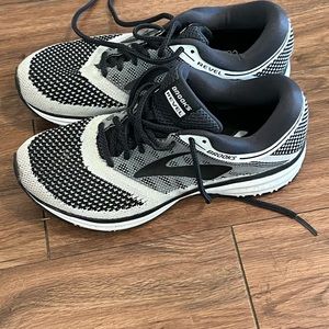 EUC Brooks size 7.5